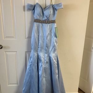 Blue fitted mermaid prom dress